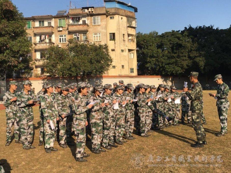 一老汉去部队看儿子被哨兵拦住，老汉：让你们师长跑步过来见我
